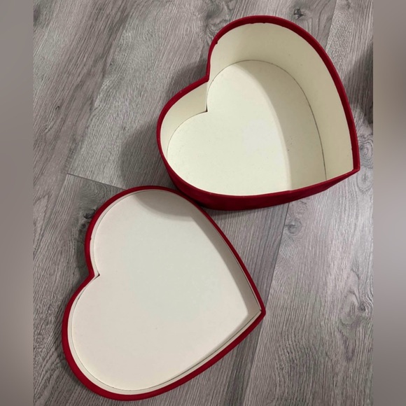Heart-Shaped Box - Picture 2 of 3